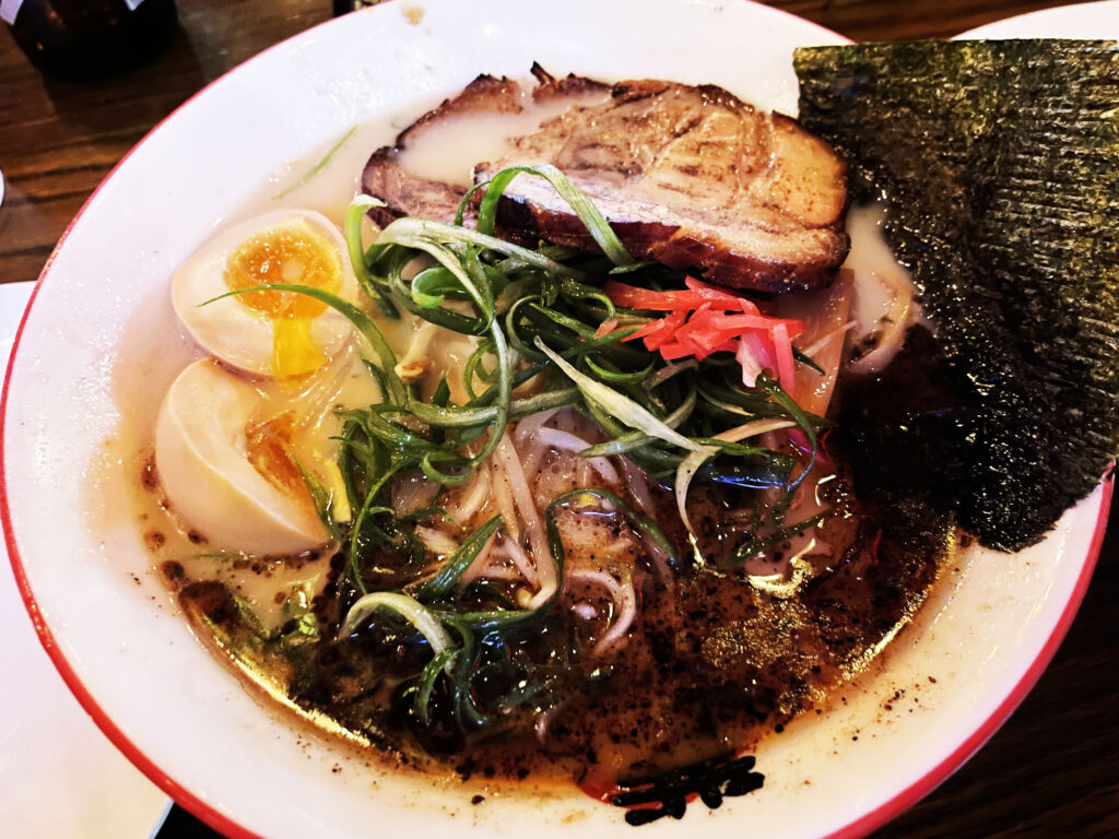Chashiu Ramen con caldo de Tonkotsu y aceite de ajonjolí negro.