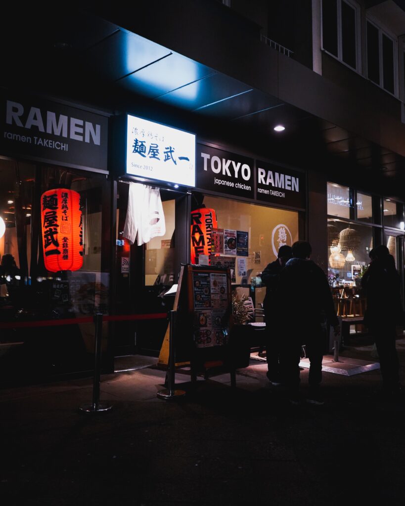 Ramen shop en Tokio, l importancia del ingrediente principal en la sopa se describe incluso en las marquesinas.